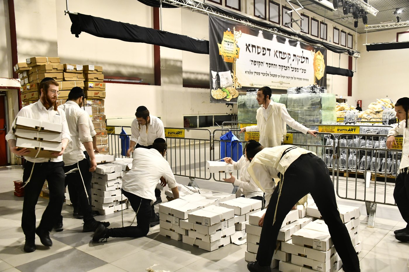 חלוקת קמחא דפסחא של הגרש"א שטרן