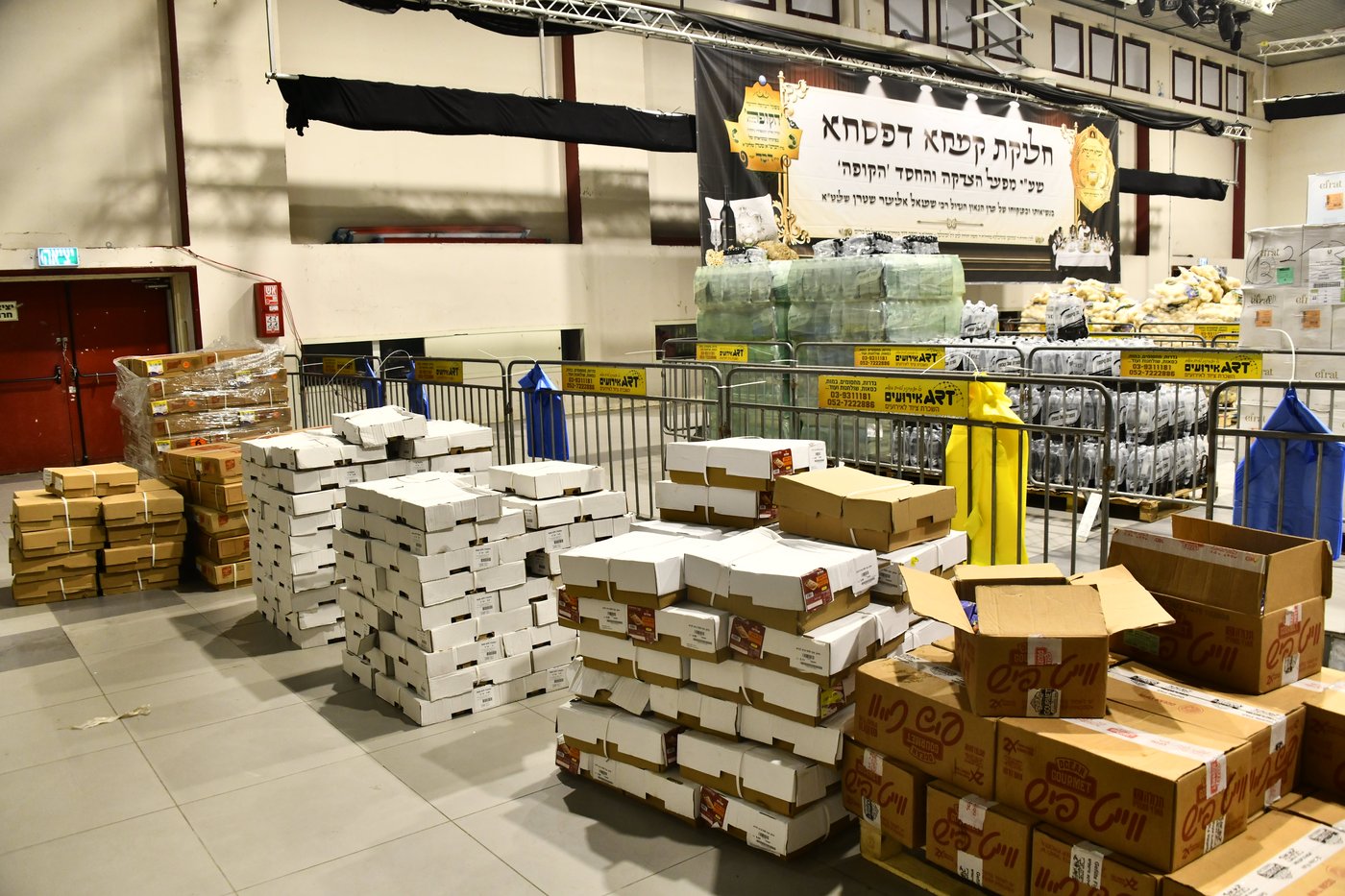 חלוקת קמחא דפסחא של הגרש"א שטרן