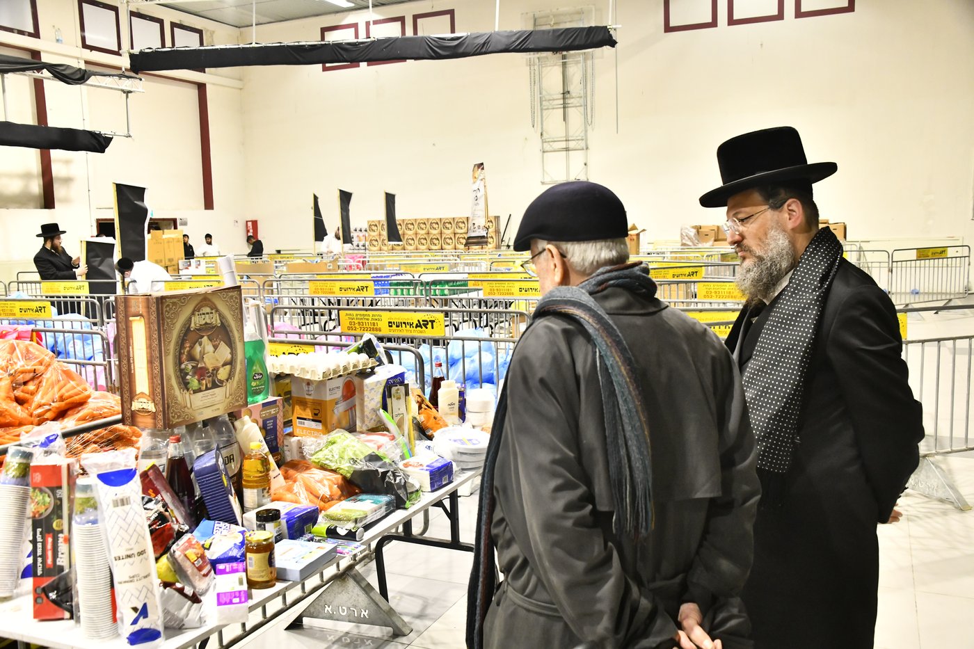 חלוקת קמחא דפסחא של הגרש"א שטרן