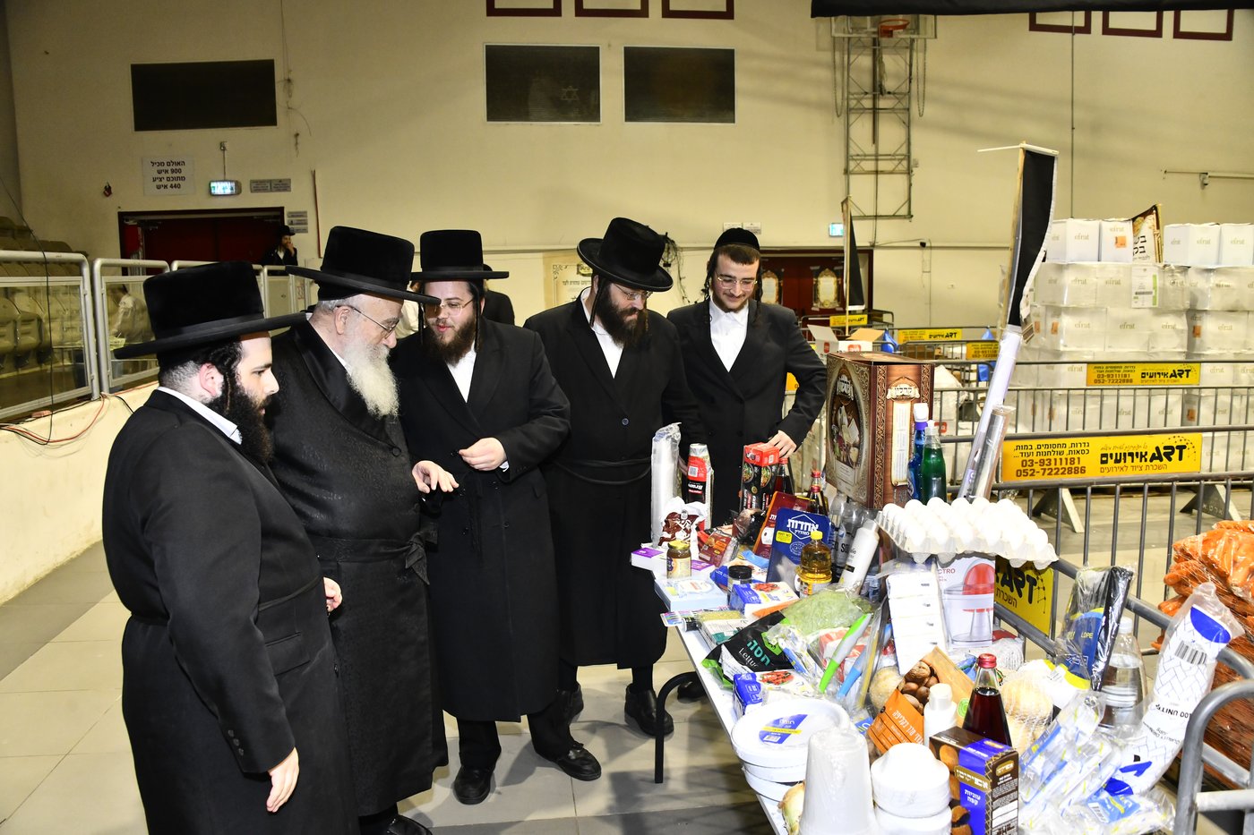 חלוקת קמחא דפסחא של הגרש"א שטרן