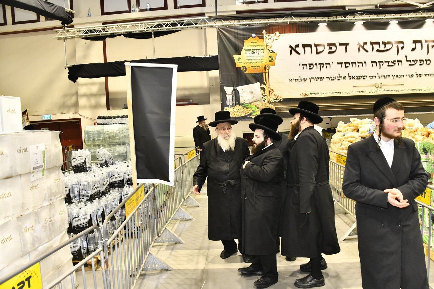 חלוקת קמחא דפסחא של הגרש"א שטרן