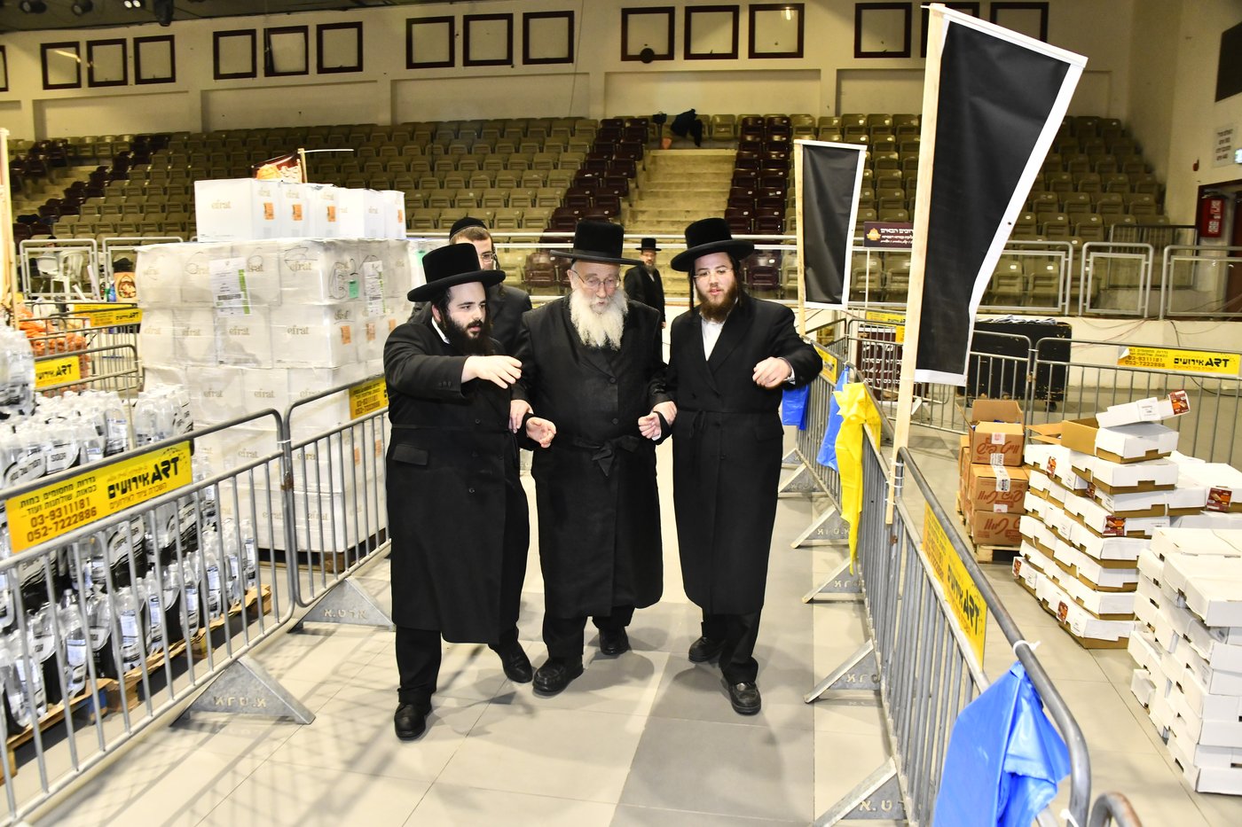 חלוקת קמחא דפסחא של הגרש"א שטרן