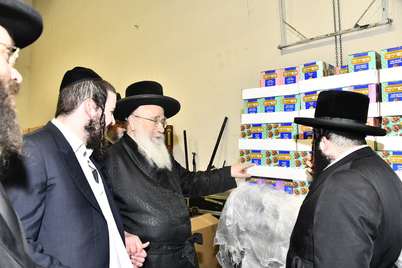 חלוקת קמחא דפסחא של הגרש"א שטרן