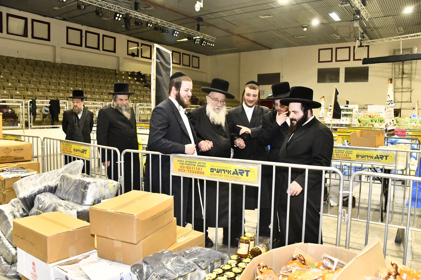 חלוקת קמחא דפסחא של הגרש"א שטרן