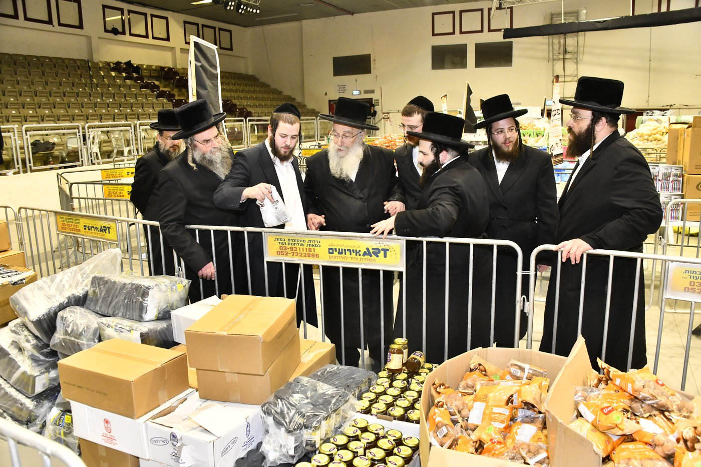 חלוקת קמחא דפסחא של הגרש"א שטרן