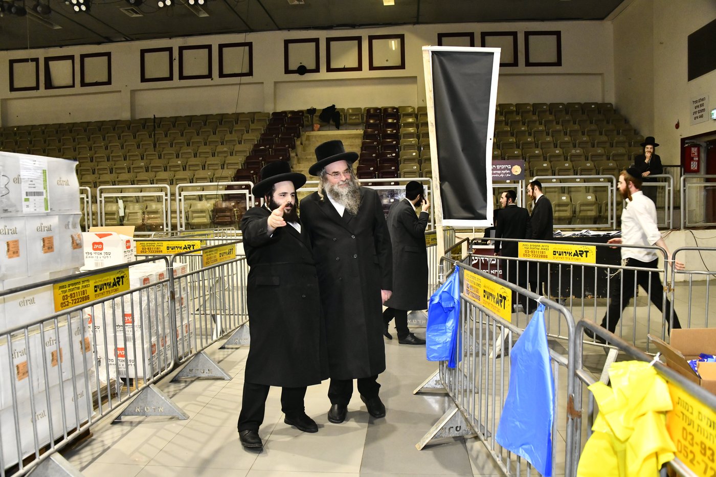 חלוקת קמחא דפסחא של הגרש"א שטרן