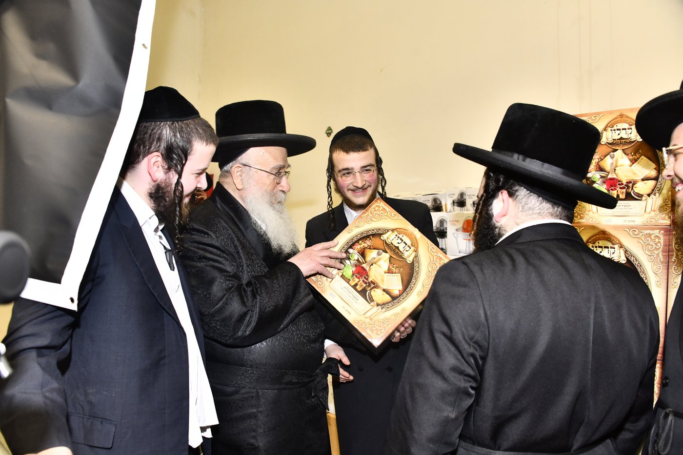 חלוקת קמחא דפסחא של הגרש"א שטרן