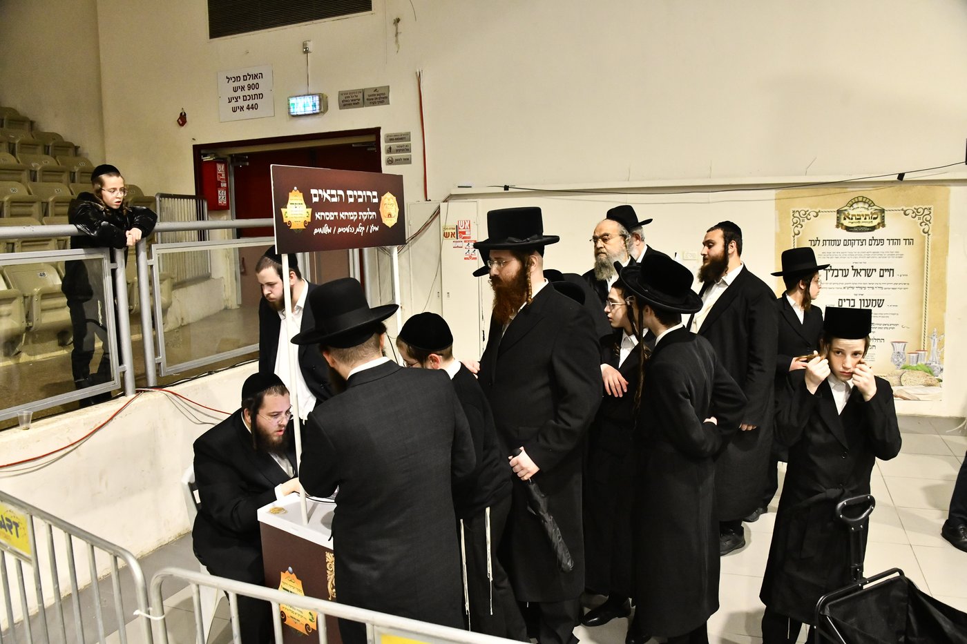 חלוקת קמחא דפסחא של הגרש"א שטרן