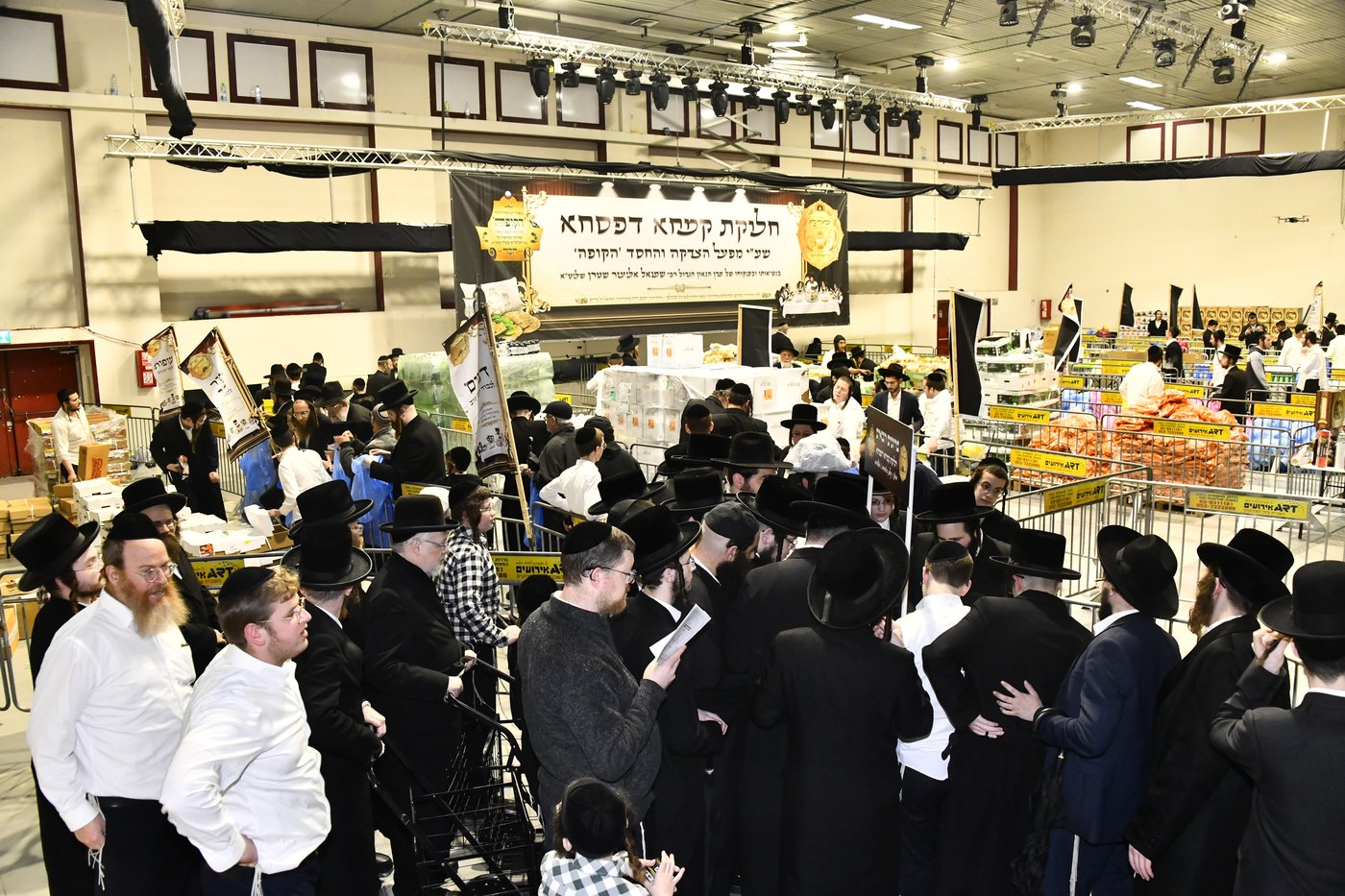 חלוקת קמחא דפסחא של הגרש"א שטרן