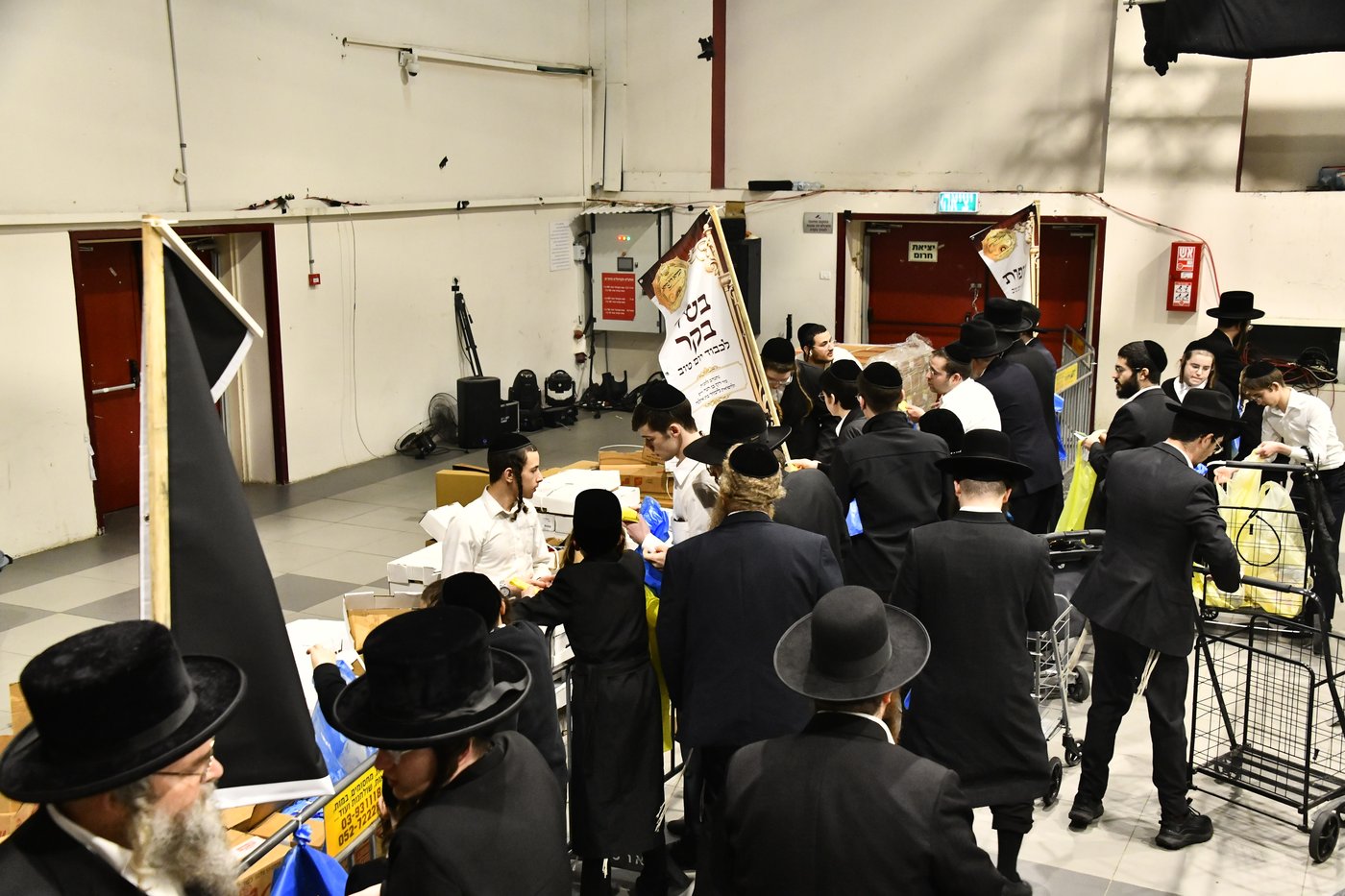 חלוקת קמחא דפסחא של הגרש"א שטרן