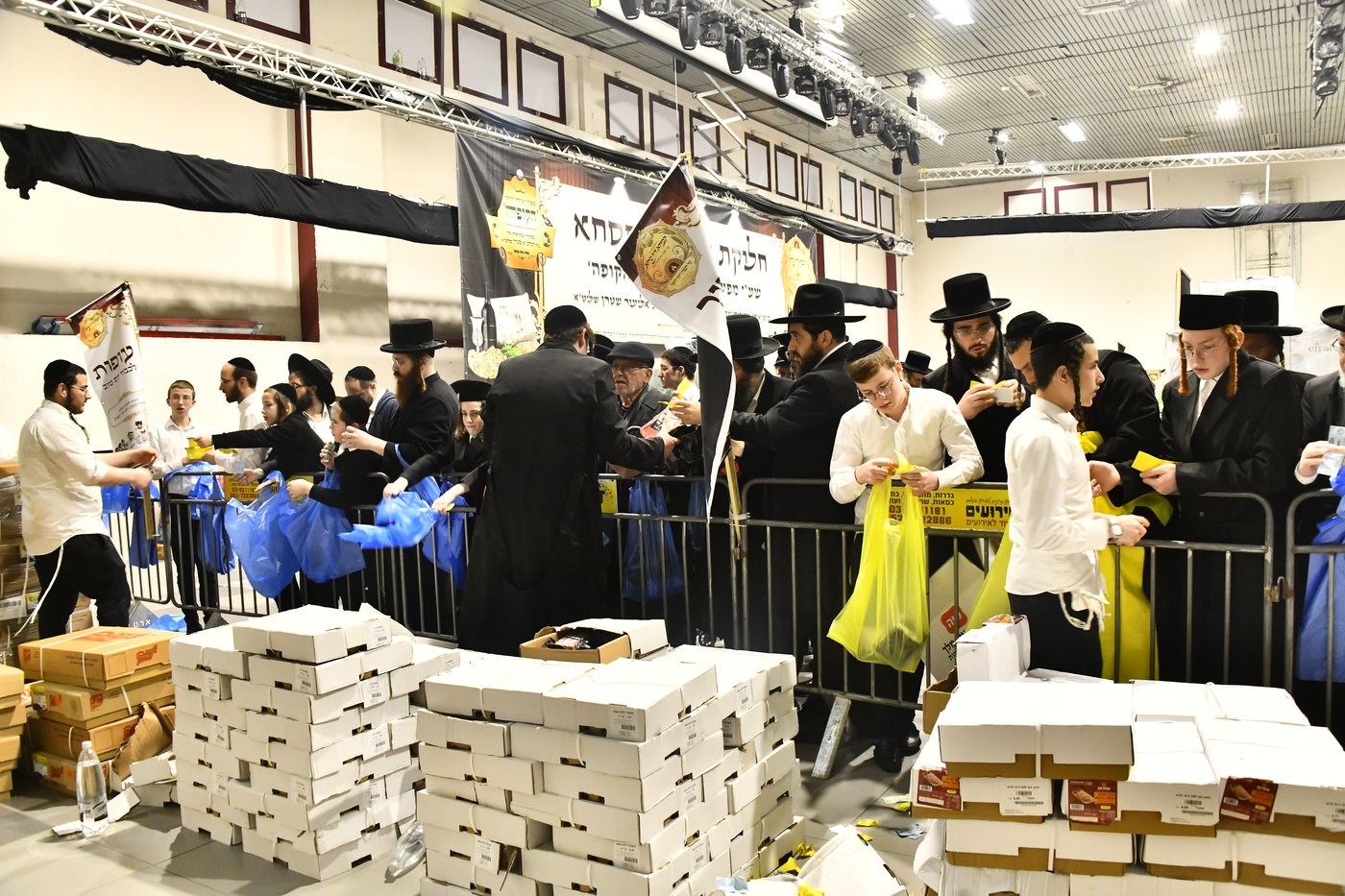 חלוקת קמחא דפסחא של הגרש"א שטרן