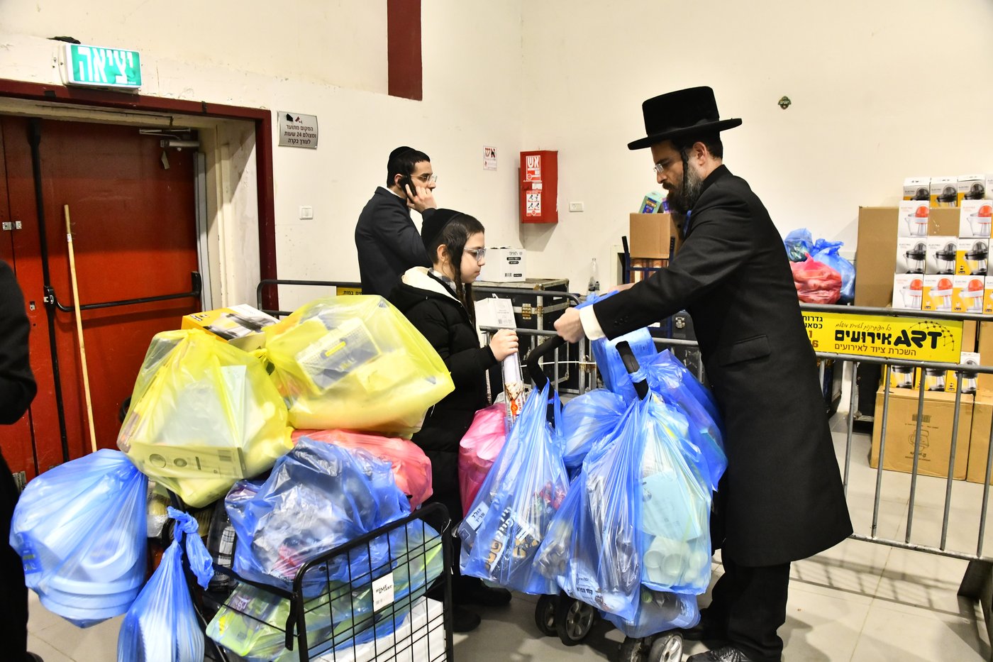 חלוקת קמחא דפסחא של הגרש"א שטרן