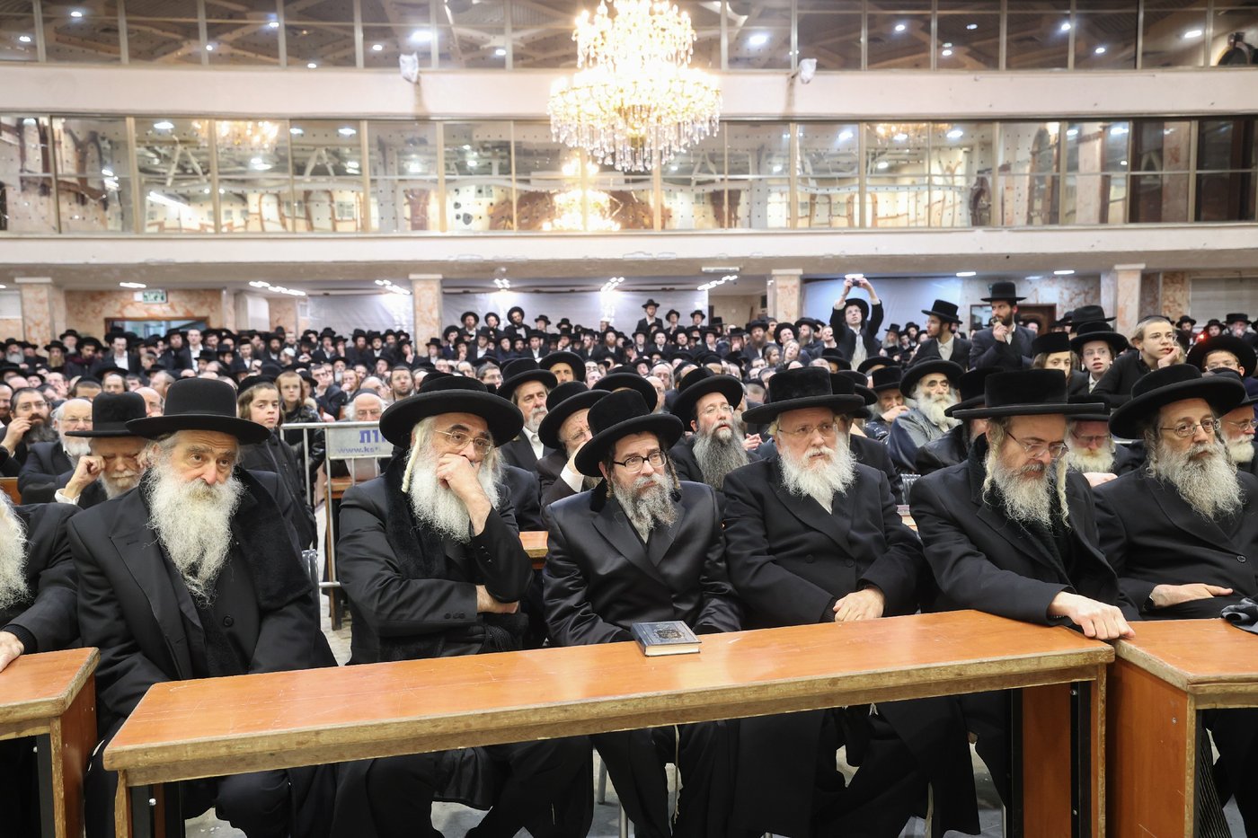 חלק מרבני ירושלים יושבים מול הגר"מ שטרנבוך בדרשת שבת הגדול