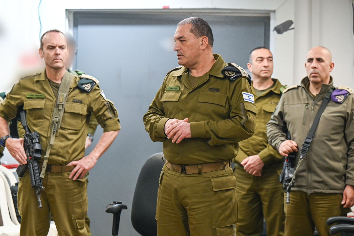 הרמטכ"ל, ראש אמ"ן וראש אגף המבצעים בהערכת מצב באגף המודיעין לפני היציאה למבצע "שאגת הארי"