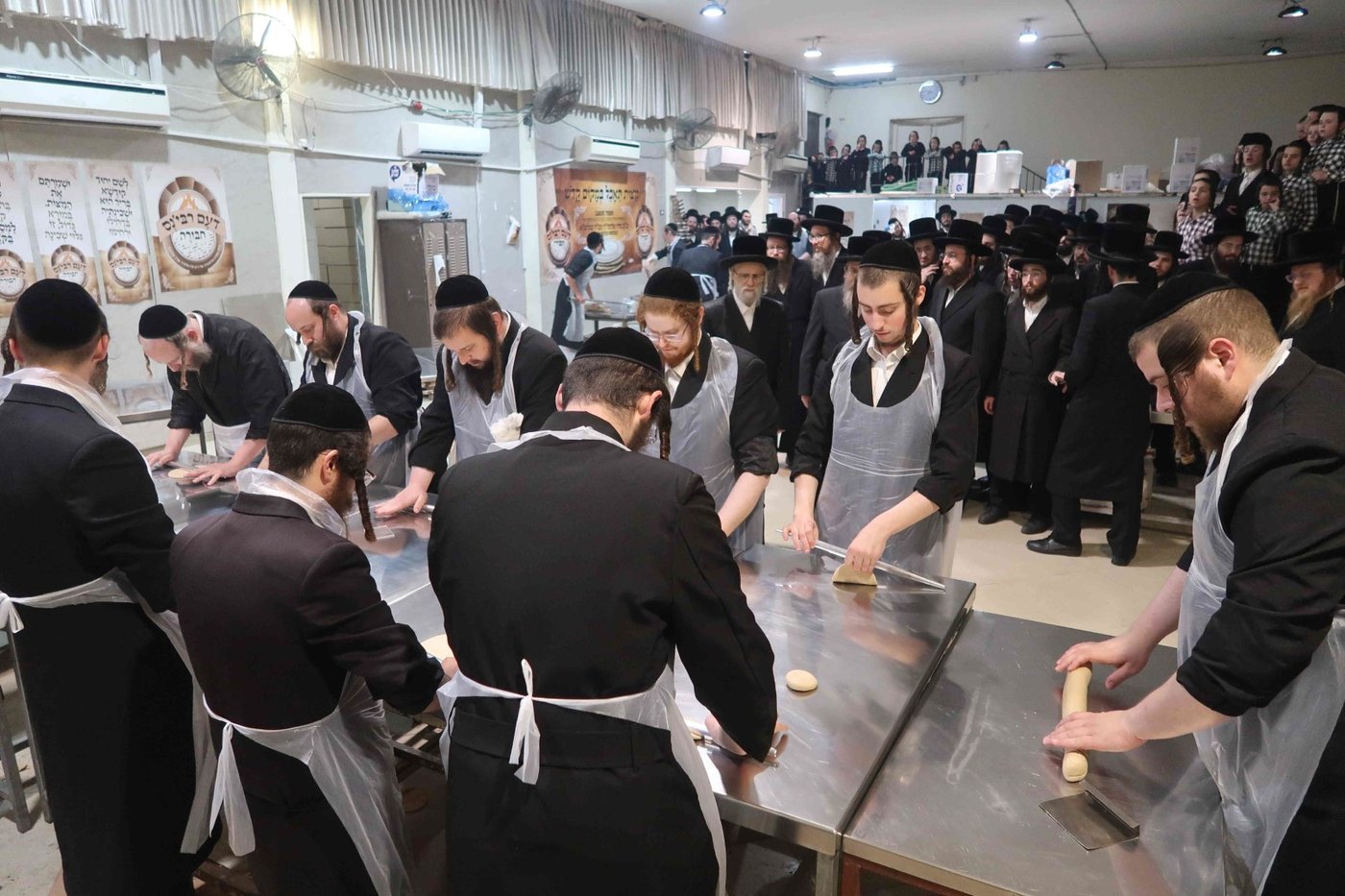 האדמו"ר מסערט ויז'ניץ באפיית מצות