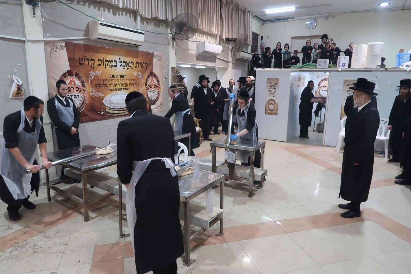 האדמו"ר מסערט ויז'ניץ באפיית מצות