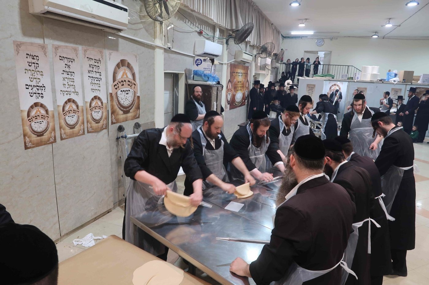 האדמו"ר מסערט ויז'ניץ באפיית מצות