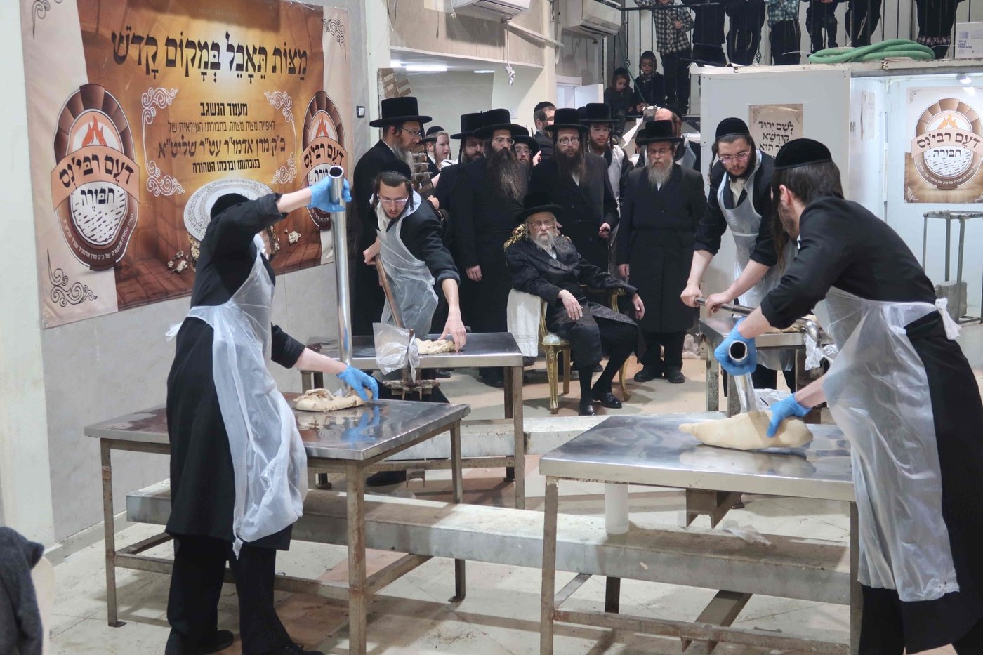 האדמו"ר מסערט ויז'ניץ באפיית מצות