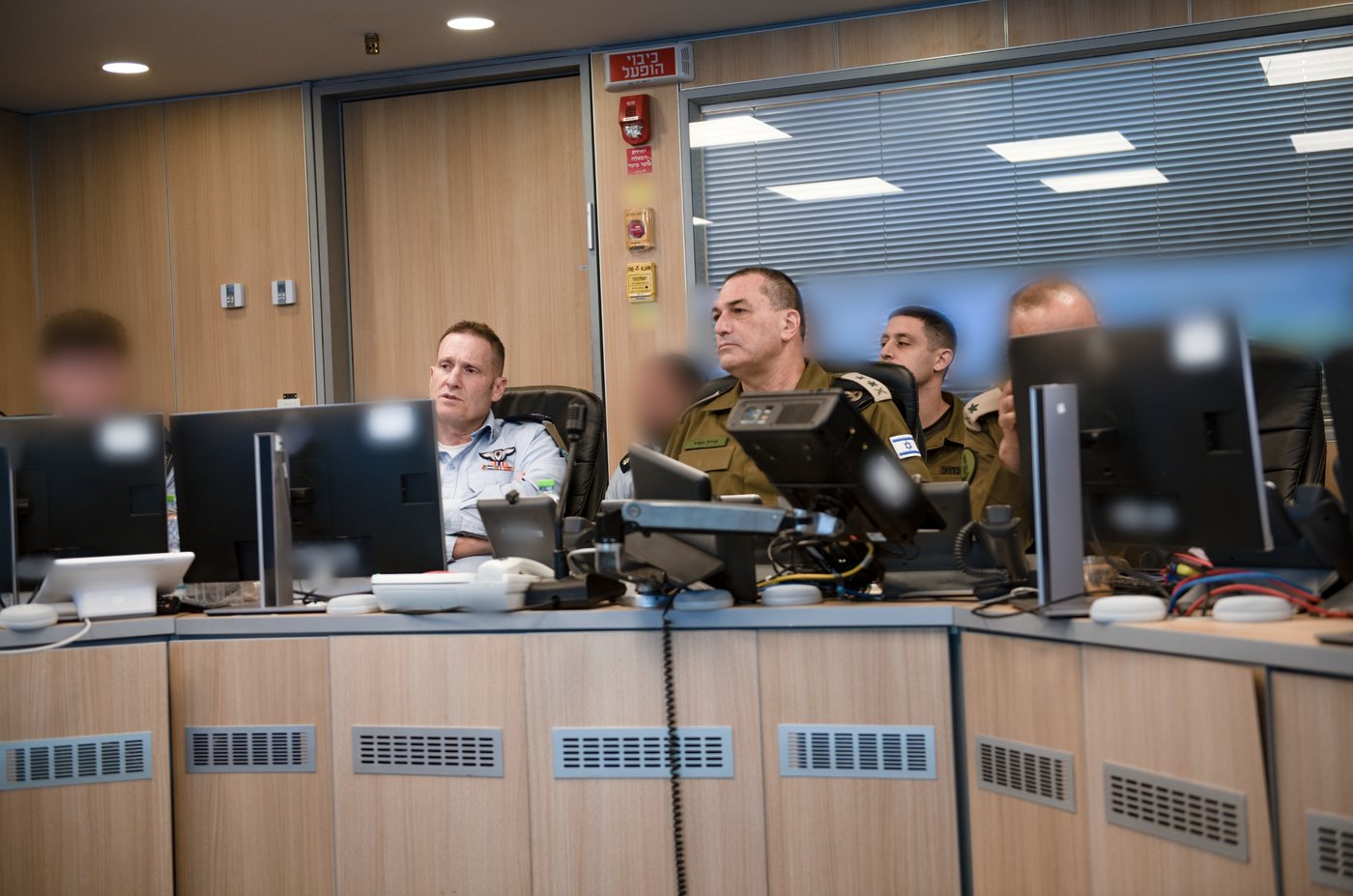 הרמטכ"ל, רב-אלוף אייל זמיר בהערכת מצב בבור חיל האוויר, טרם פתיחת מבצע "שאגת הארי"