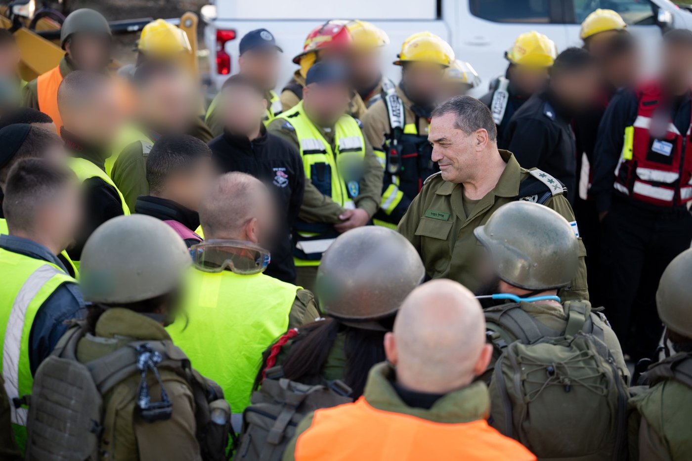 הרמטכ"ל בשיח עם צוותי התחזוקה בבסיס חצרים של חיל האוויר, לפני היציאה למבצע "שאגת הארי"