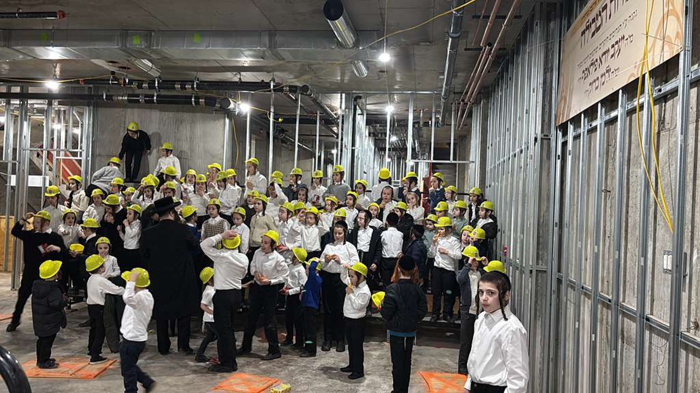 מעמד יציקת הבורות לביהמ"ד סאטמר בשכונת ווערנאן בוויליאמסבורג