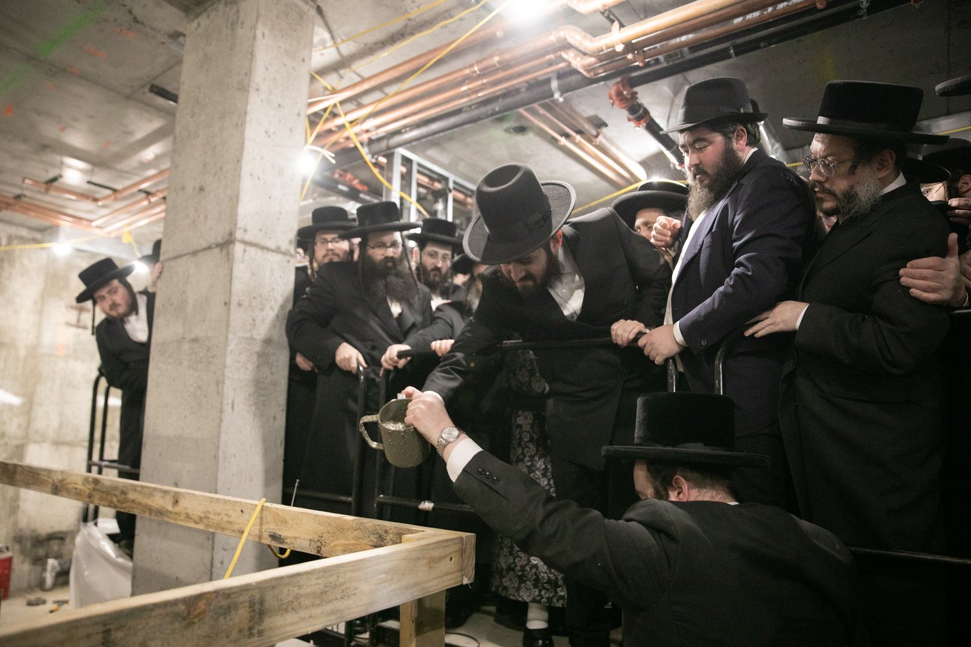 מעמד יציקת הבורות לביהמ"ד סאטמר בשכונת ווערנאן בוויליאמסבורג