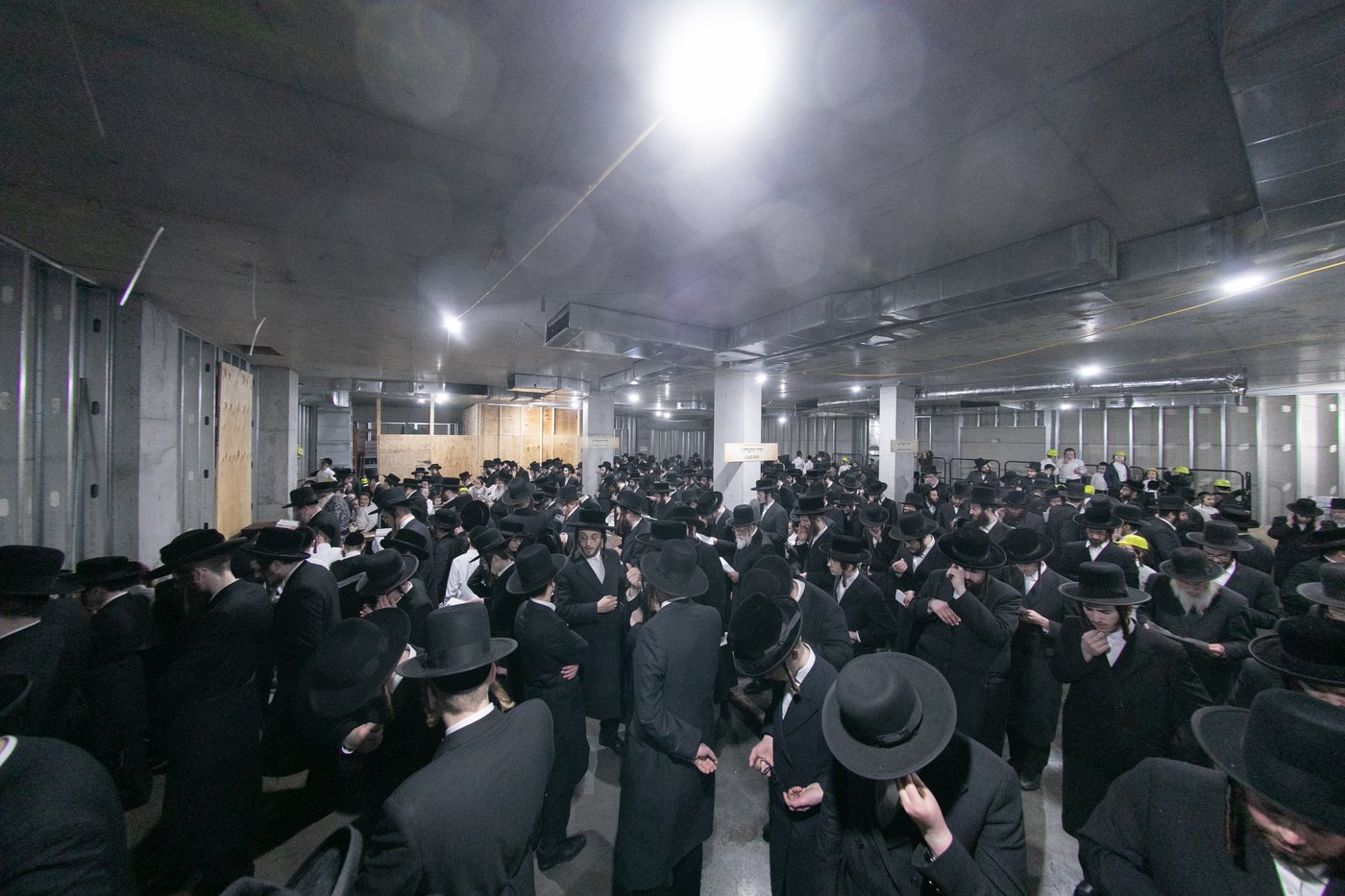 מעמד יציקת הבורות לביהמ"ד סאטמר בשכונת ווערנאן בוויליאמסבורג