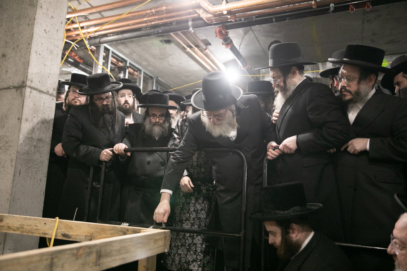 מעמד יציקת הבורות לביהמ"ד סאטמר בשכונת ווערנאן בוויליאמסבורג