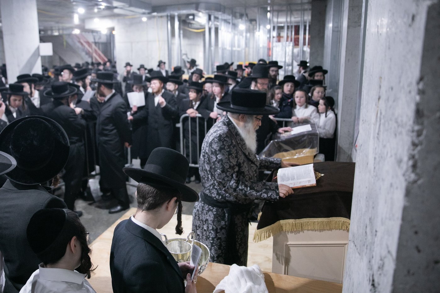 מעמד יציקת הבורות לביהמ"ד סאטמר בשכונת ווערנאן בוויליאמסבורג