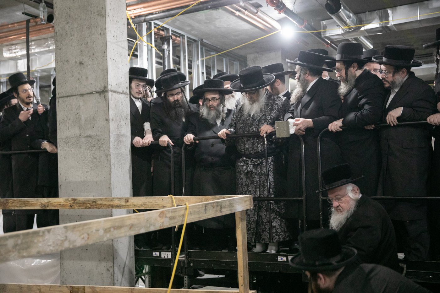 מעמד יציקת הבורות לביהמ"ד סאטמר בשכונת ווערנאן בוויליאמסבורג