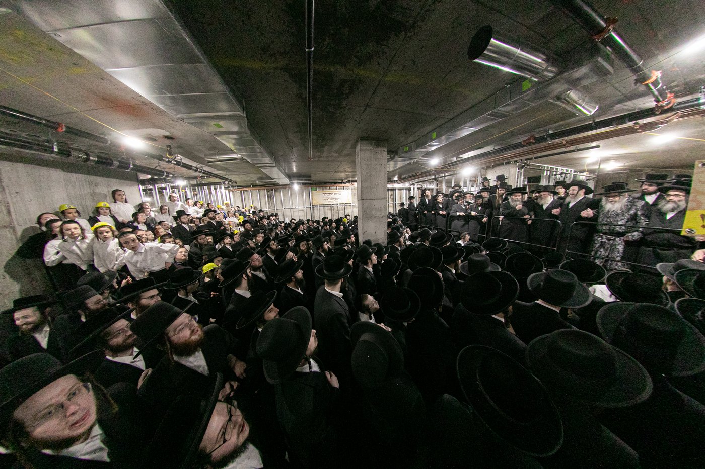 מעמד יציקת הבורות לביהמ"ד סאטמר בשכונת ווערנאן בוויליאמסבורג