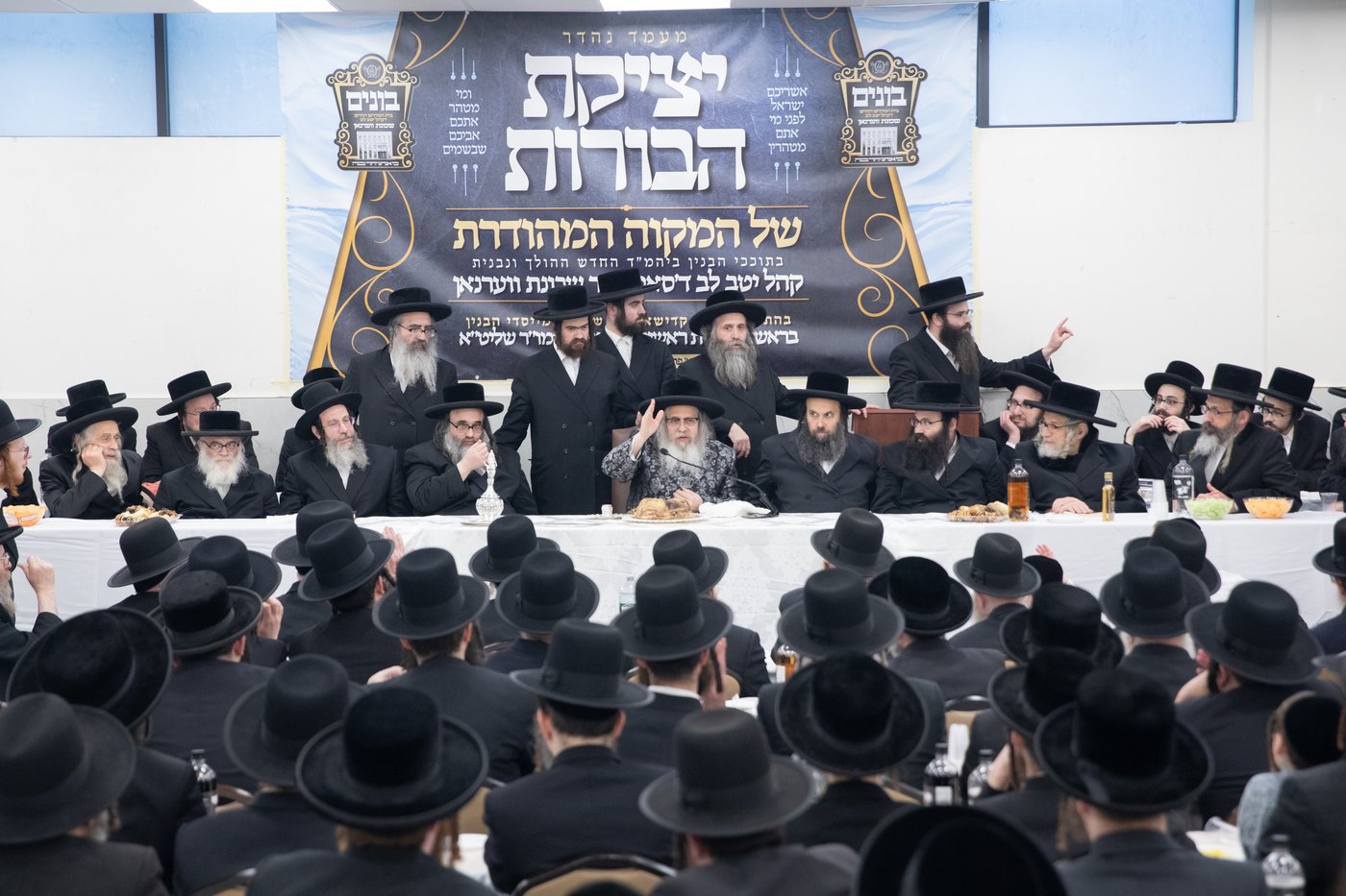 מעמד יציקת הבורות לביהמ"ד סאטמר בשכונת ווערנאן בוויליאמסבורג