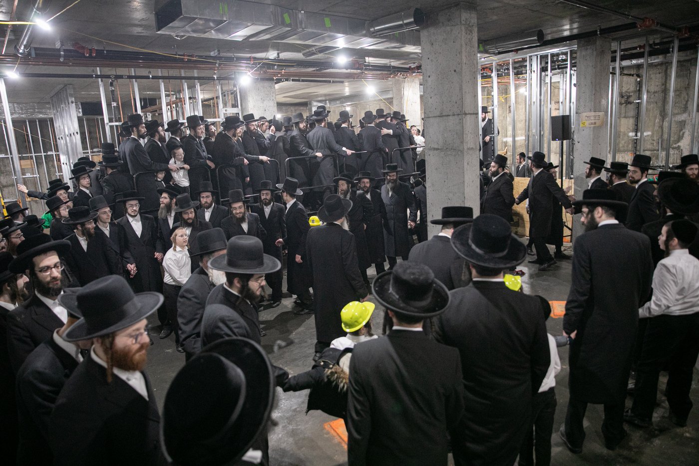 מעמד יציקת הבורות לביהמ"ד סאטמר בשכונת ווערנאן בוויליאמסבורג