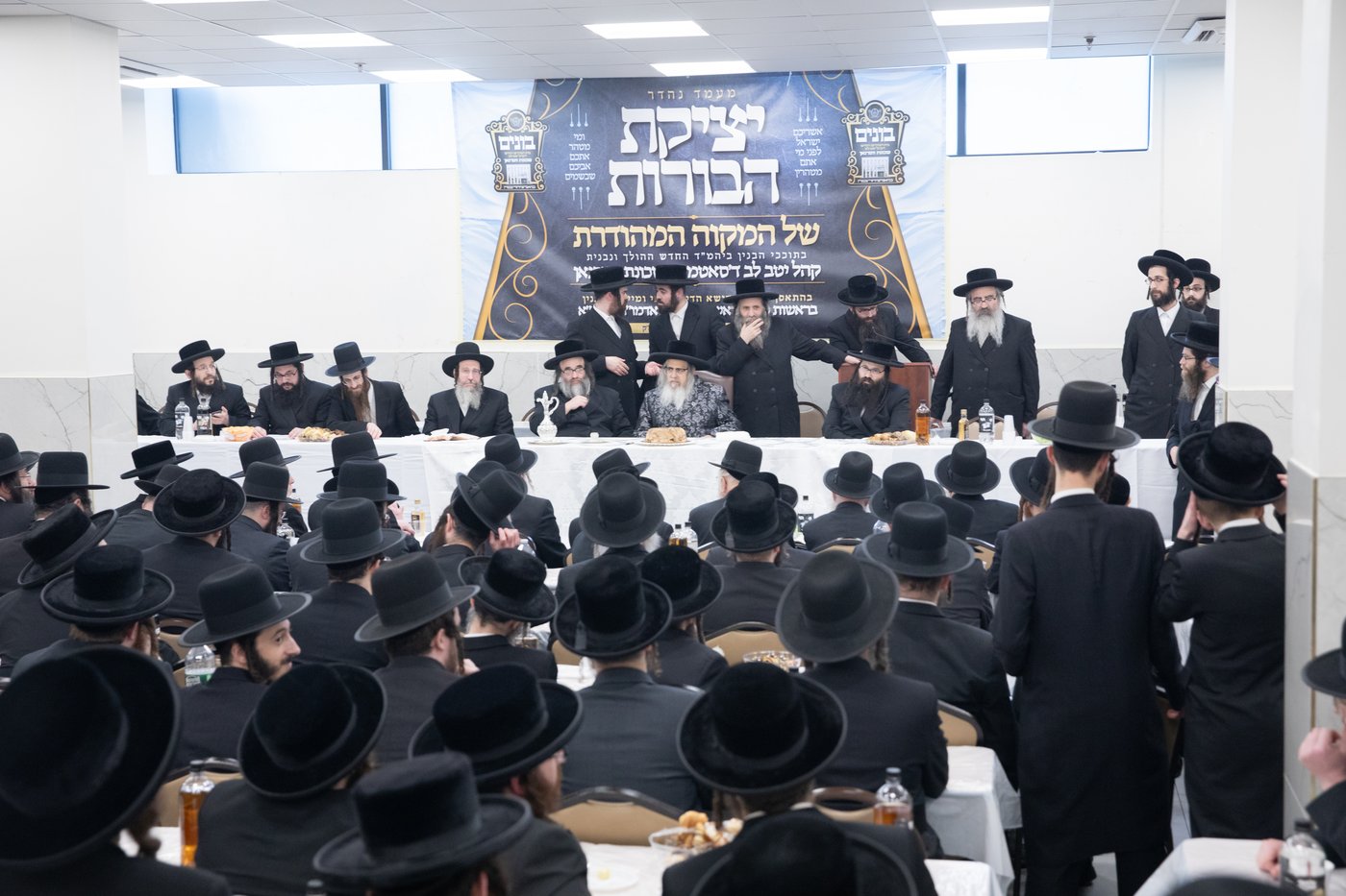 מעמד יציקת הבורות לביהמ"ד סאטמר בשכונת ווערנאן בוויליאמסבורג