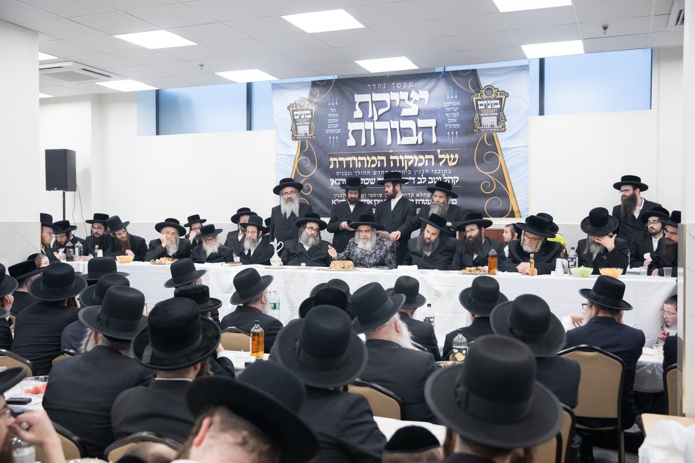 מעמד יציקת הבורות לביהמ"ד סאטמר בשכונת ווערנאן בוויליאמסבורג