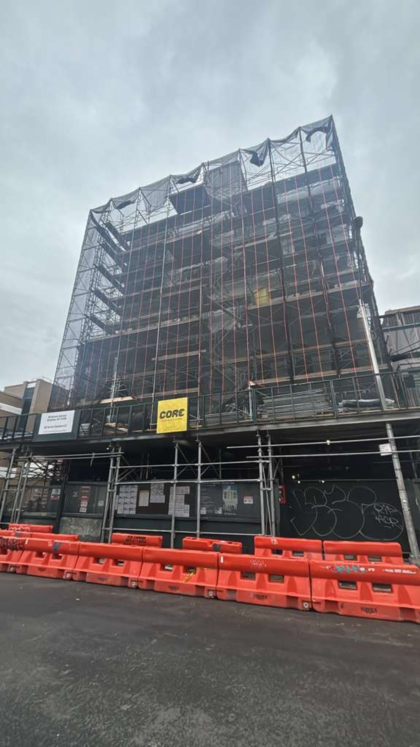 מעמד יציקת הבורות לביהמ"ד סאטמר בשכונת ווערנאן בוויליאמסבורג