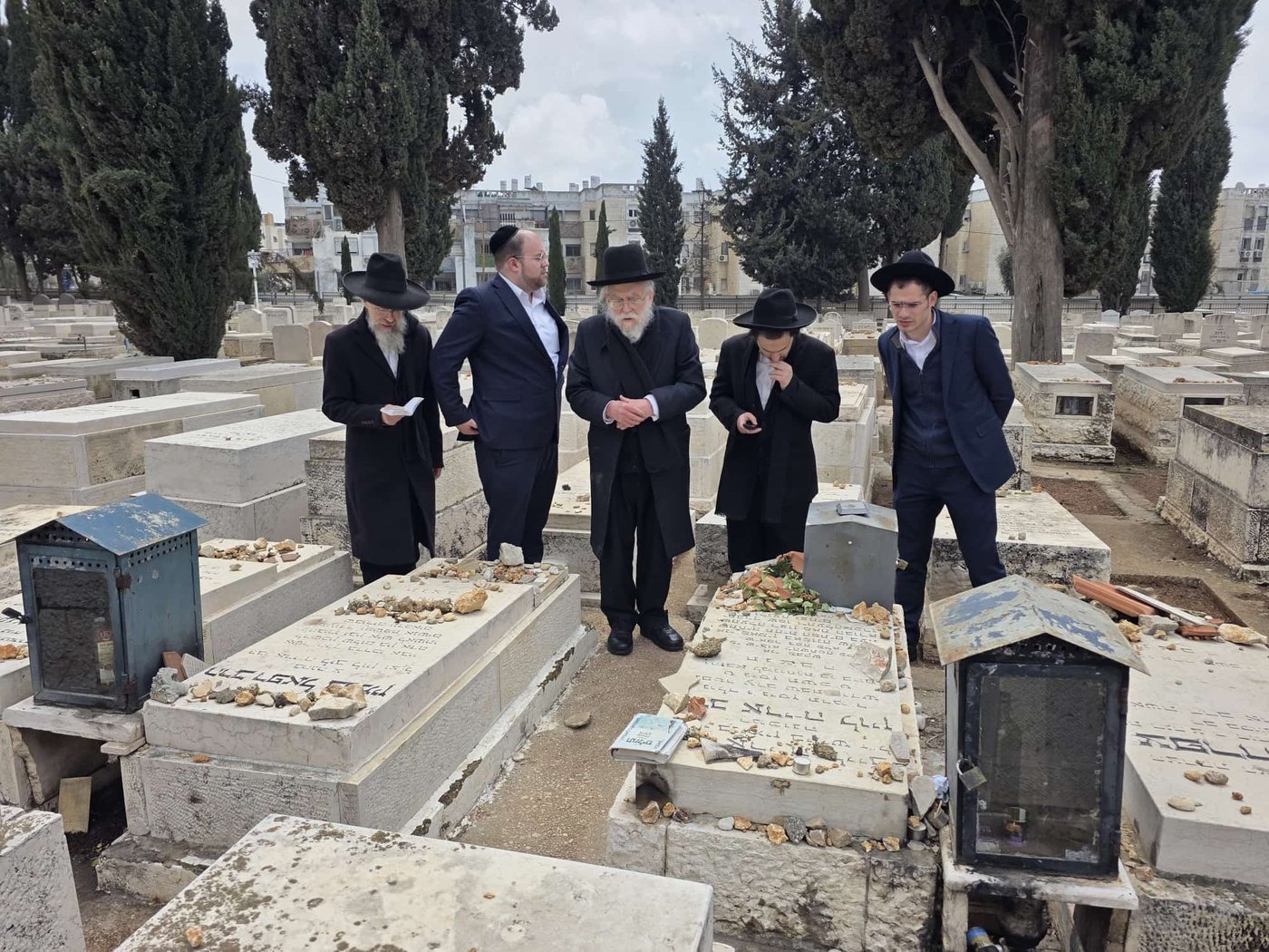 הגרב"ד אלישיב בתפילה ע"י ציון זקינו הגאון רבי אריה לוין ביום היארצייט