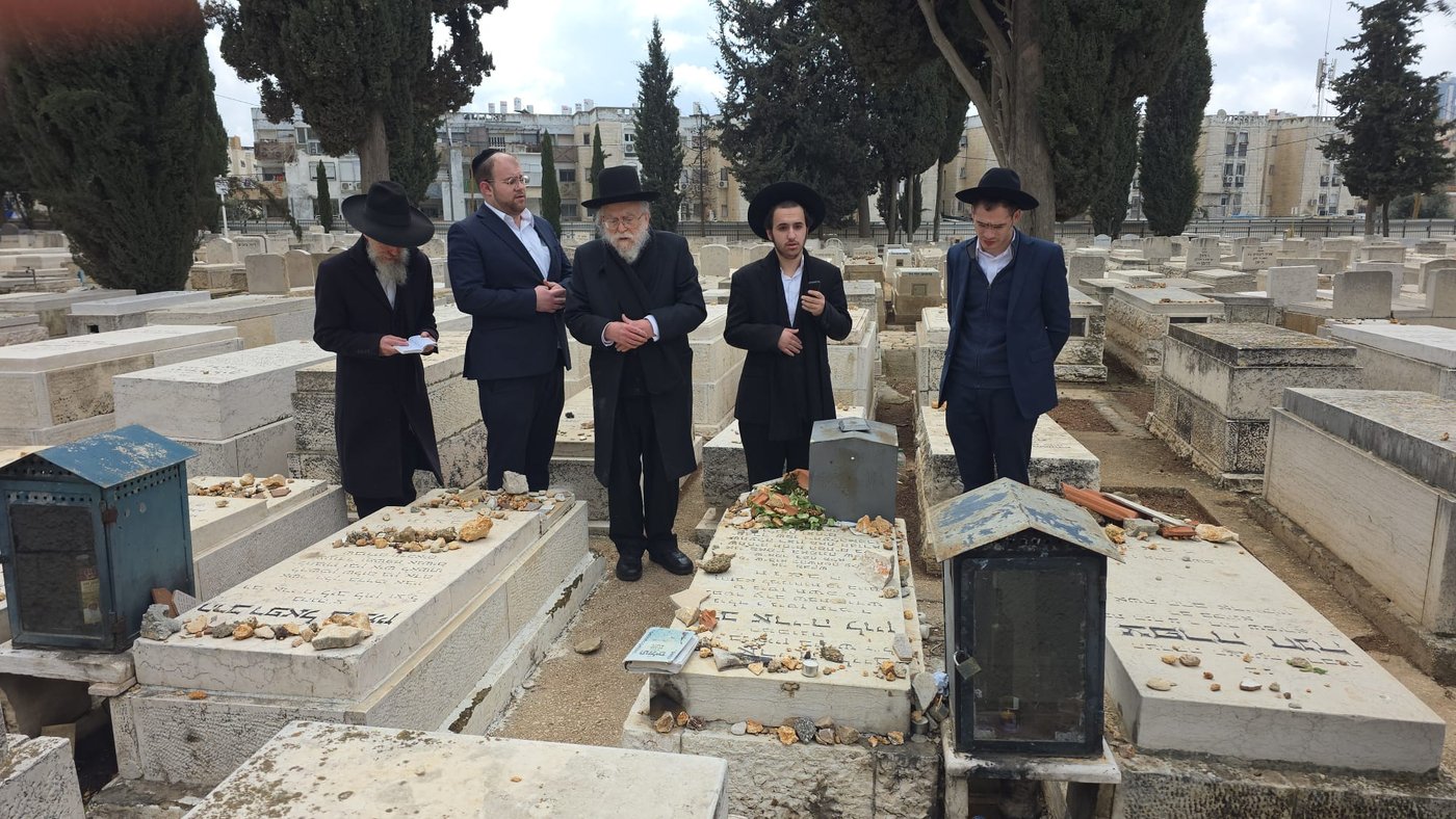 הגרב"ד אלישיב בתפילה ע"י ציון זקינו הגאון רבי אריה לוין ביום היארצייט