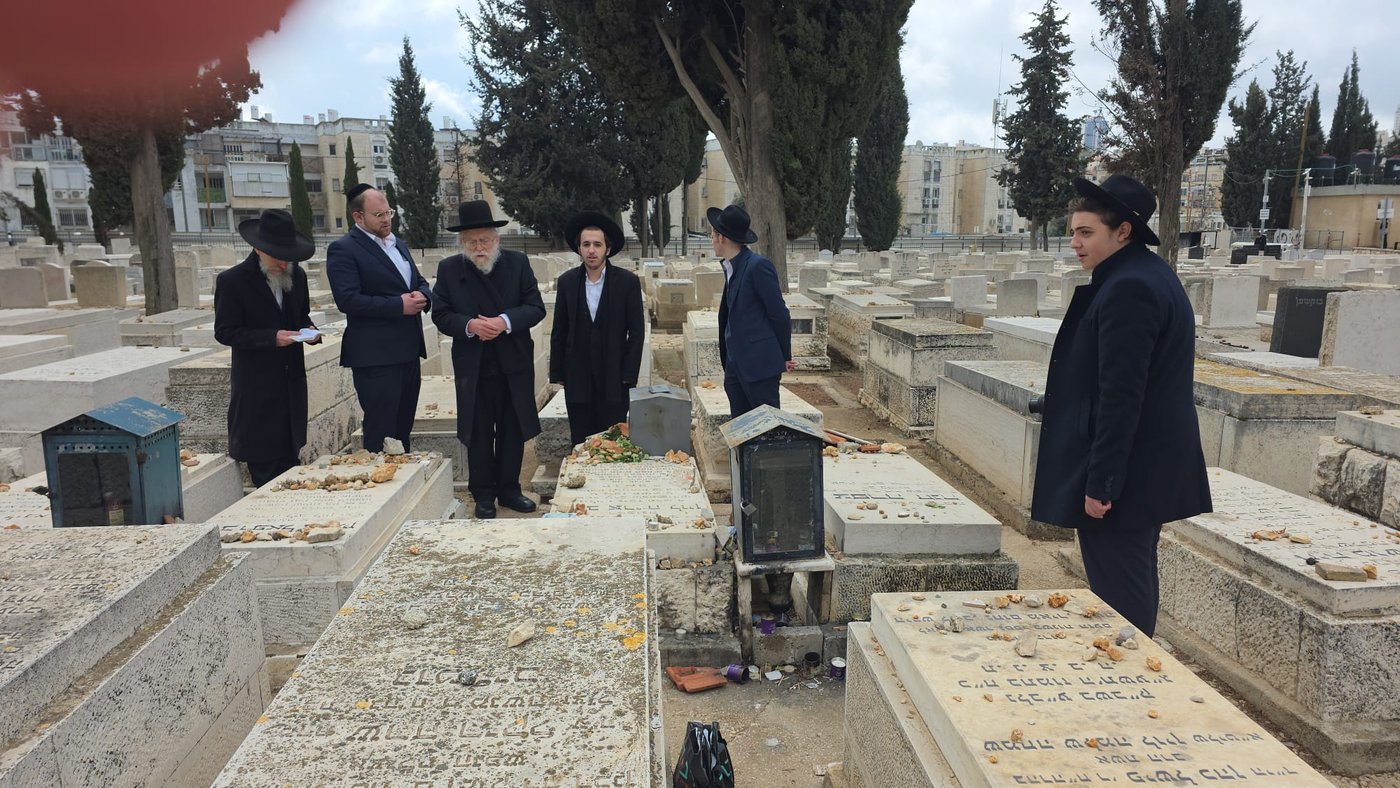 הגרב"ד אלישיב בתפילה ע"י ציון זקינו הגאון רבי אריה לוין ביום היארצייט