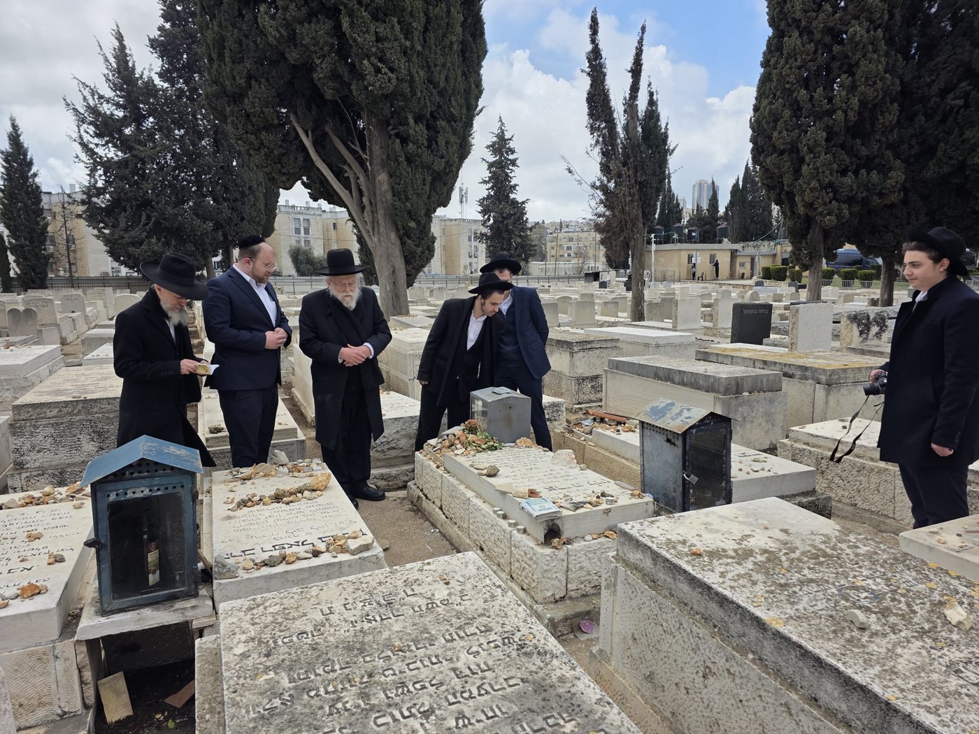 הגרב"ד אלישיב בתפילה ע"י ציון זקינו הגאון רבי אריה לוין ביום היארצייט