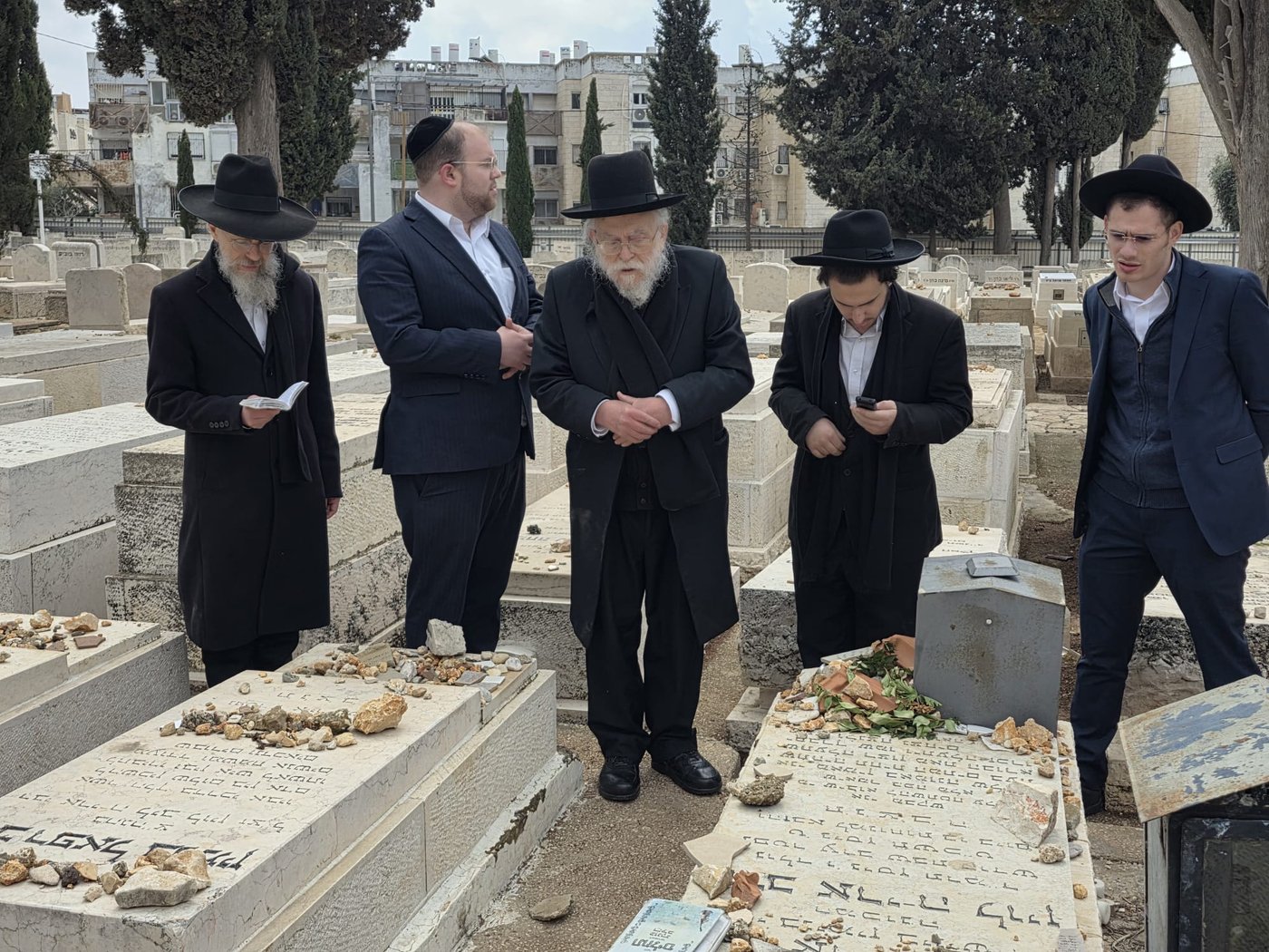 הגרב"ד אלישיב בתפילה ע"י ציון זקינו הגאון רבי אריה לוין ביום היארצייט