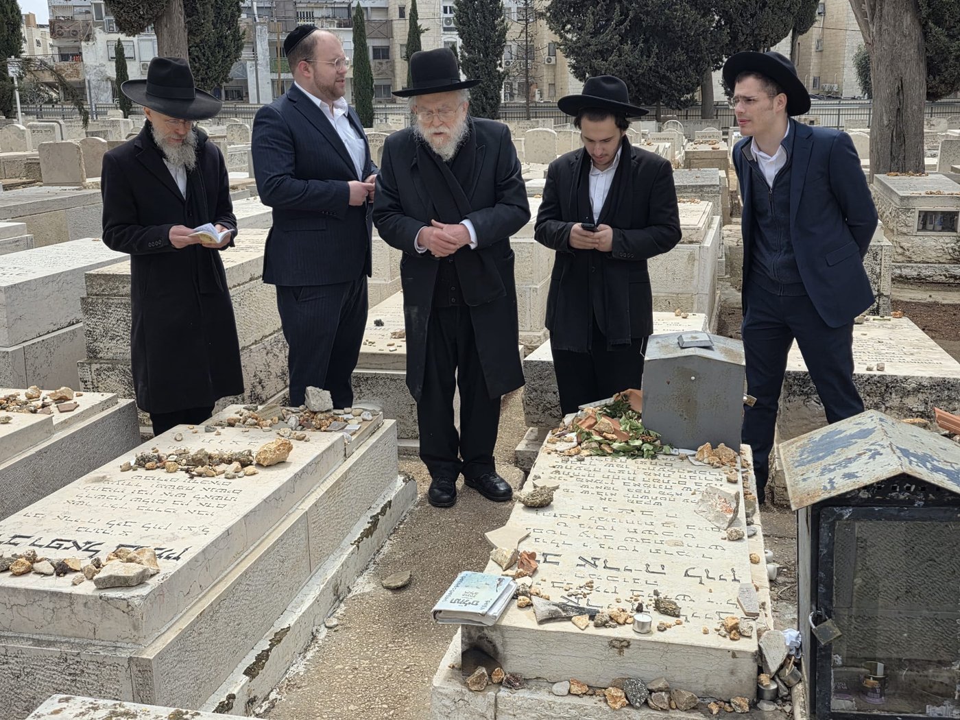 הגרב"ד אלישיב בתפילה ע"י ציון זקינו הגאון רבי אריה לוין ביום היארצייט