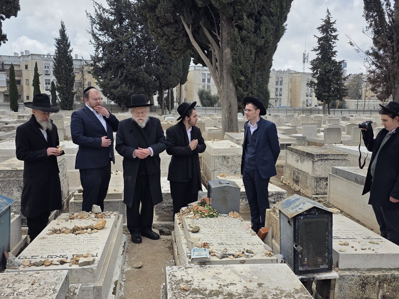 הגרב"ד אלישיב בתפילה ע"י ציון זקינו הגאון רבי אריה לוין ביום היארצייט