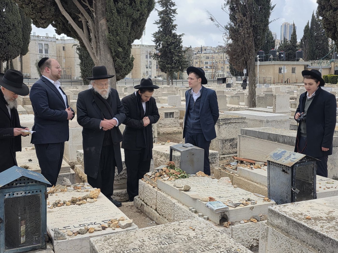 הגרב"ד אלישיב בתפילה ע"י ציון זקינו הגאון רבי אריה לוין ביום היארצייט