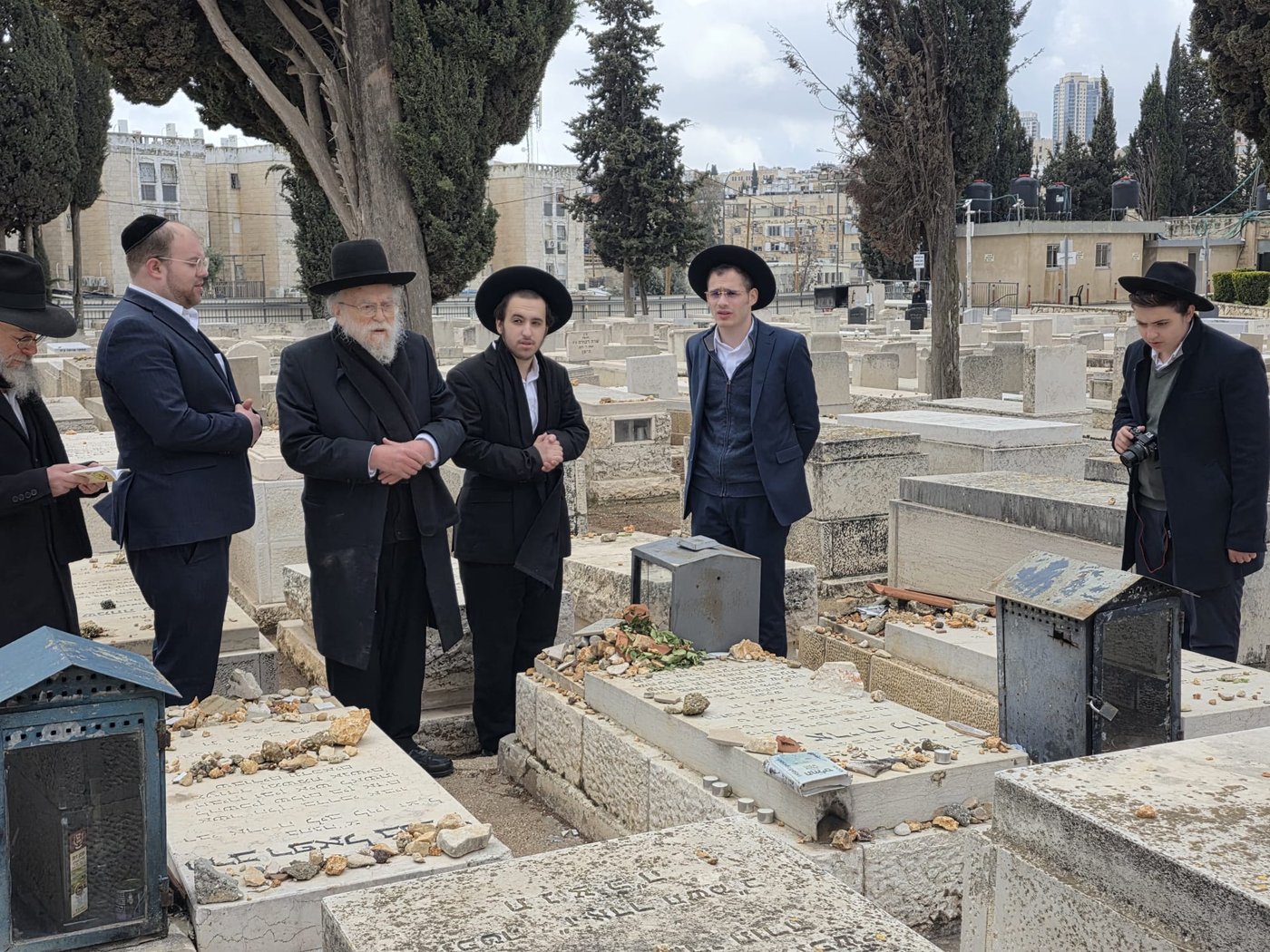 הגרב"ד אלישיב בתפילה ע"י ציון זקינו הגאון רבי אריה לוין ביום היארצייט