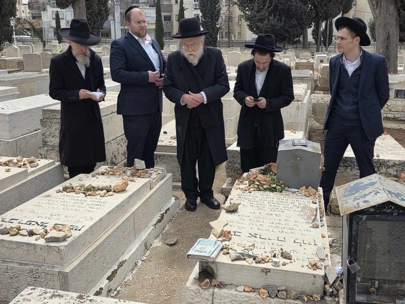 הגרב"ד אלישיב בתפילה ע"י ציון זקינו הגאון רבי אריה לוין ביום היארצייט