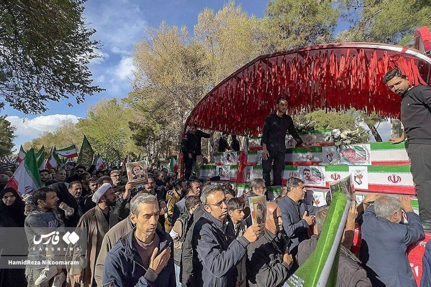  הלוויה ל-50 חיילי בסיג׳ שחוסלו בתקיפות האחרונות.