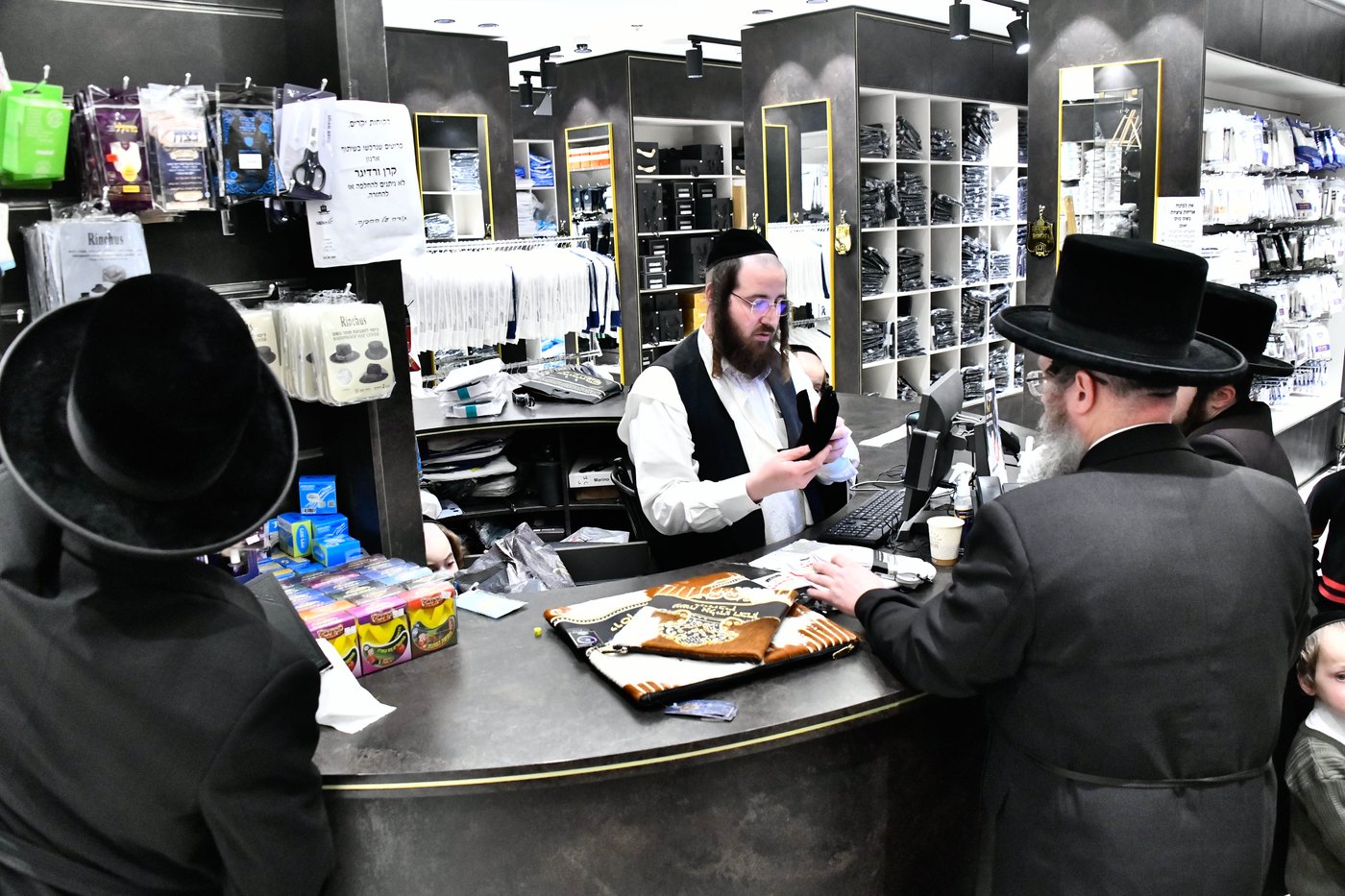 אווירת ערב חג הפסח בבני ברק