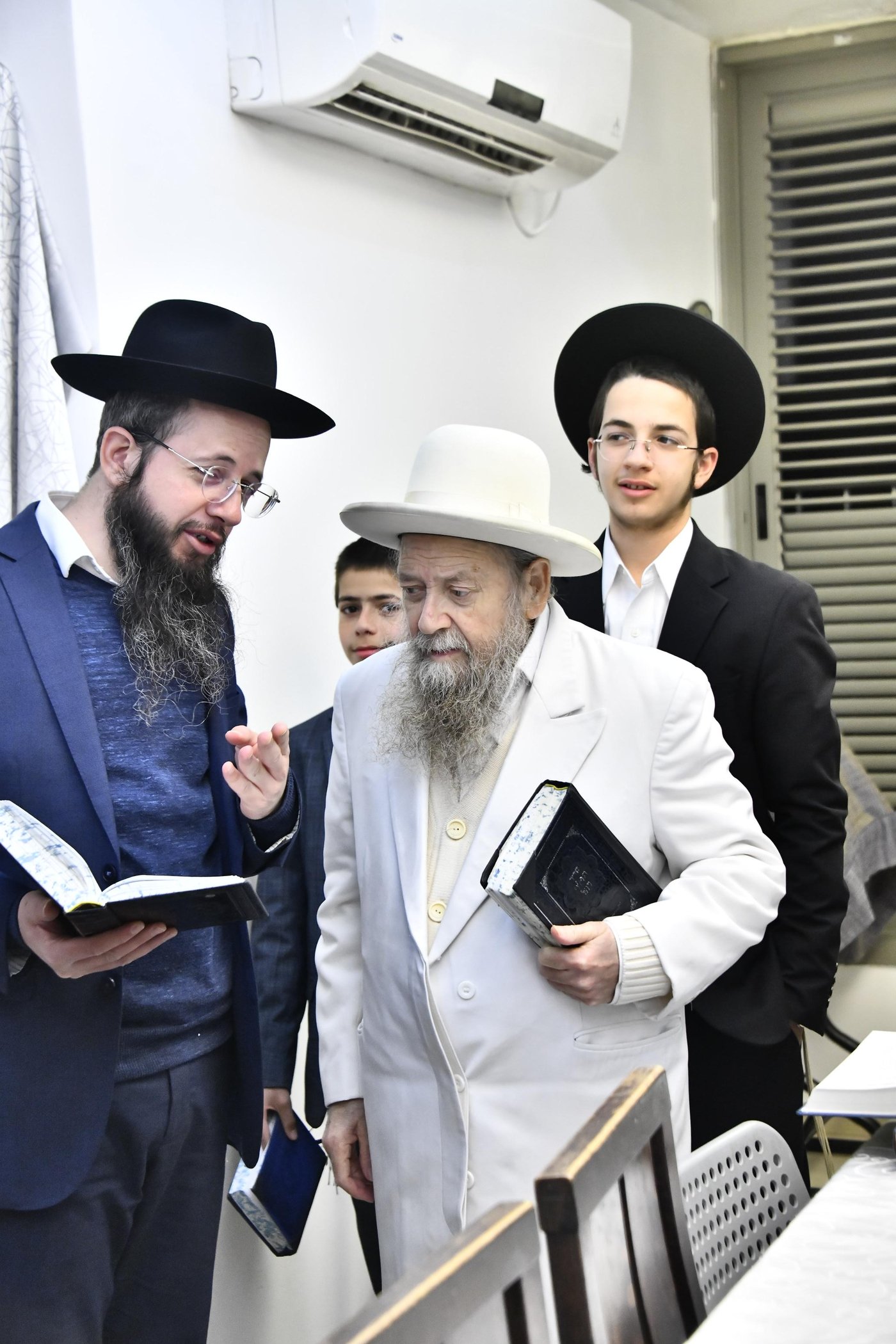 מוצאי שבת הגדול אצל המקובל רבי דוד בצרי