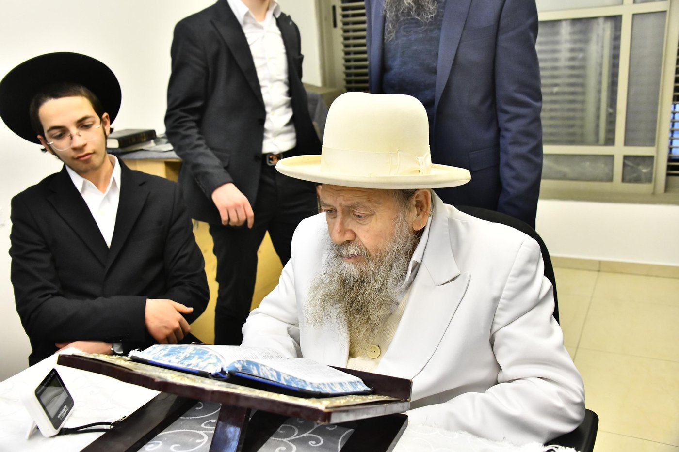 מוצאי שבת הגדול אצל המקובל רבי דוד בצרי